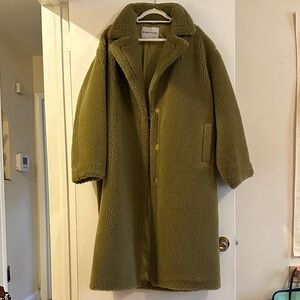 Stand studio green teddy coat